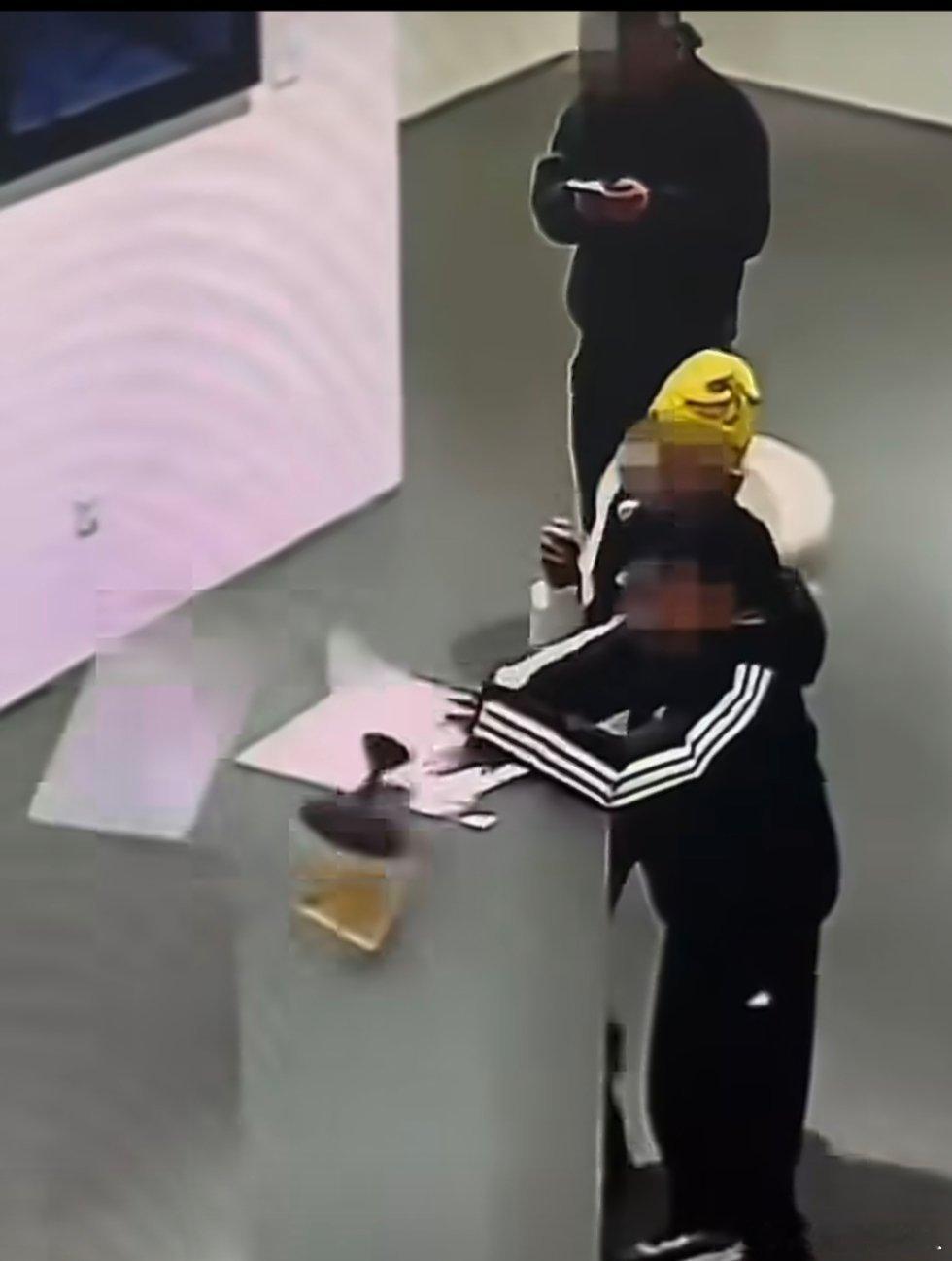 4斤黄金凤冠展出时被毁谁来赔都有责任，首先那个保护罩不稳责任更大，正常来说展出品