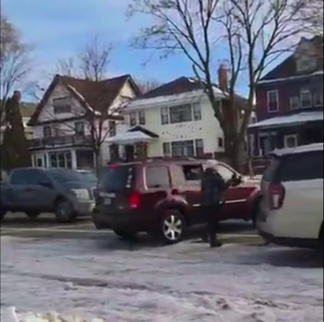 新闻快讯——美国光明尼阿波利斯一女子驾车冲撞移民海关执法局警员，遭警员开枪击伤的