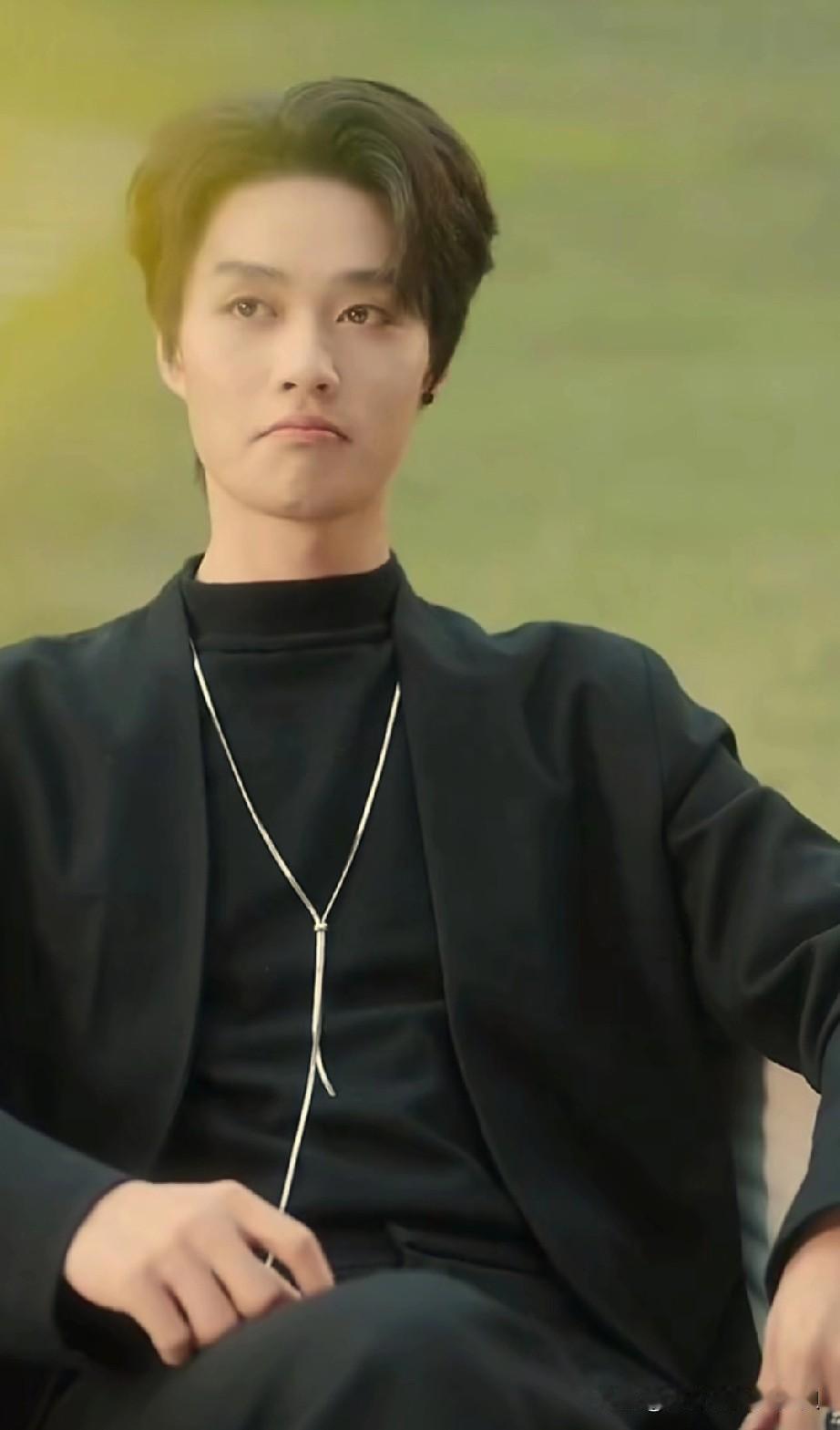 很多人说柯淳现在的处境尴尬，短剧回不去，长剧进不去。

因为内娱和短国不一样，光