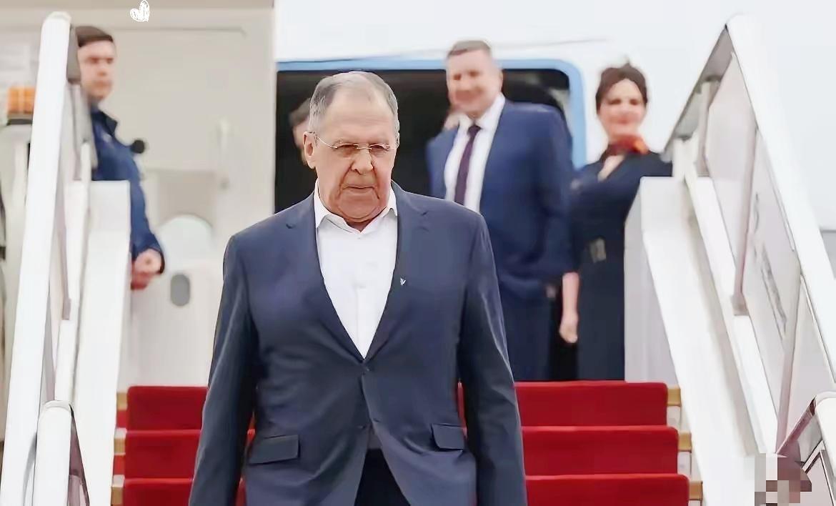 拉夫罗夫抵达北京，接机现场一幕格外暖心，大国外交藏在细节里

俄罗斯外长拉夫罗夫