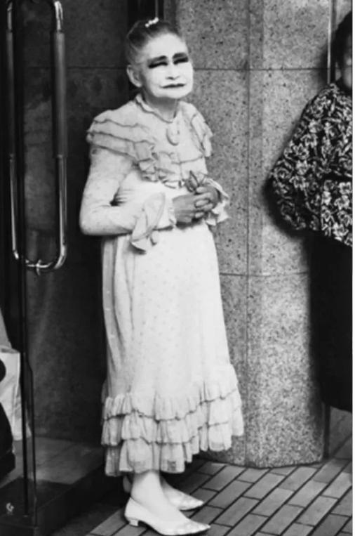 照片中这个打扮妖娆的日本老太，74岁高龄却仍在街头拉客，她还有个奇怪规矩：客人可
