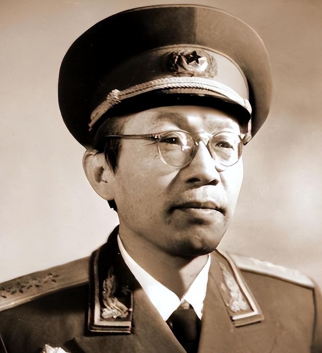 黄克诚缘何能位列第三大将？他凭借多次力挽狂澜，威望始终崇高！
1934年10月1