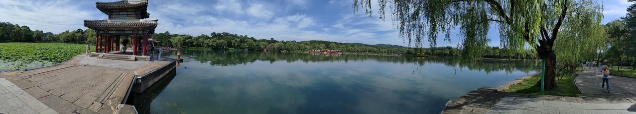这是一幅全景图，是避暑山庄一处湖景。康熙修建这个地方，为的是自己随时能够身处江南