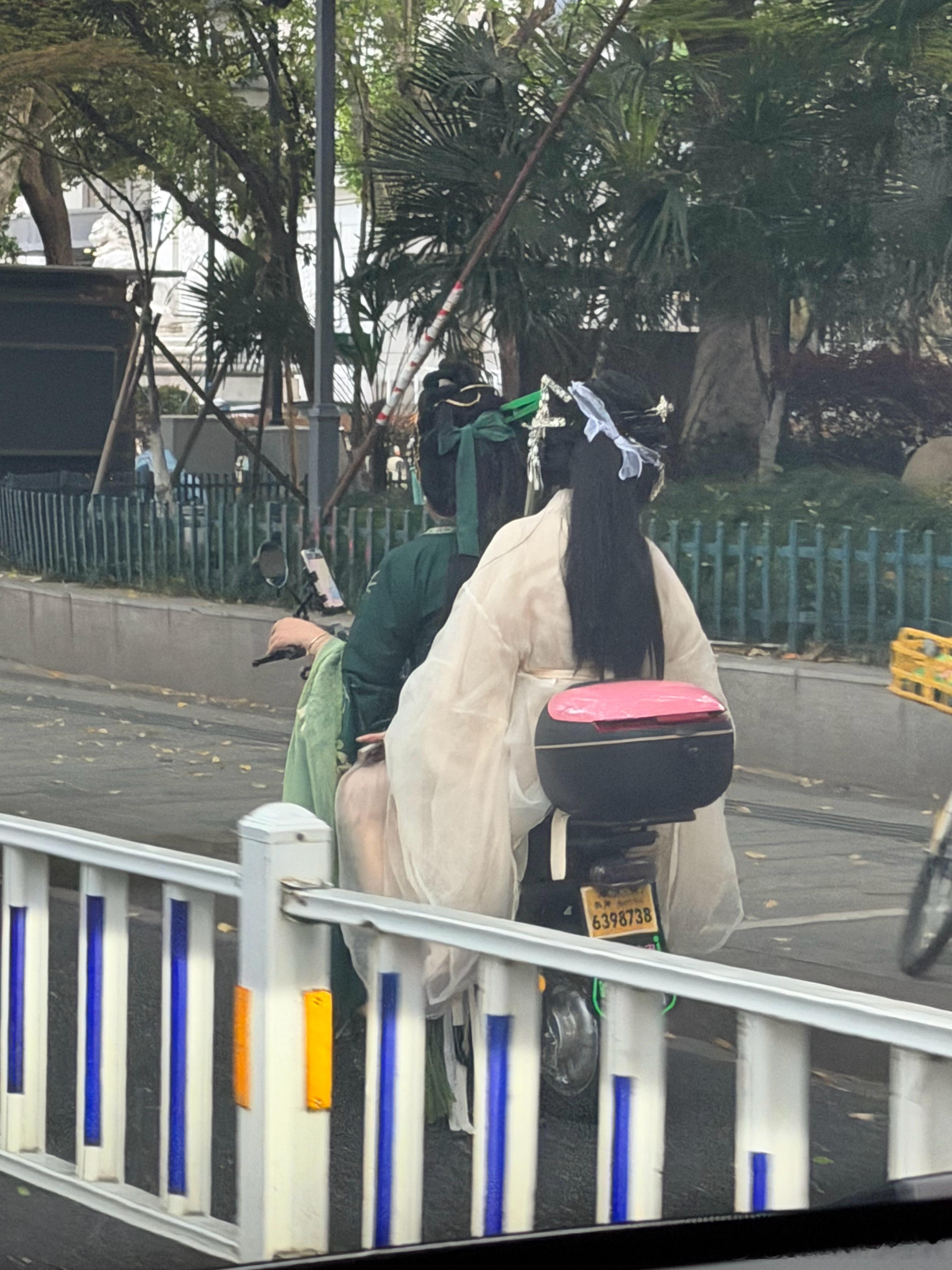 今天难得进市中心真的堵还好西湖边好多小姐姐赏心悦目 