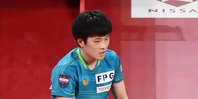 《3-2大逆转，打哭日本张本智和，🇨🇳WTT中国大满贯男单第一轮：梁靖崑复出