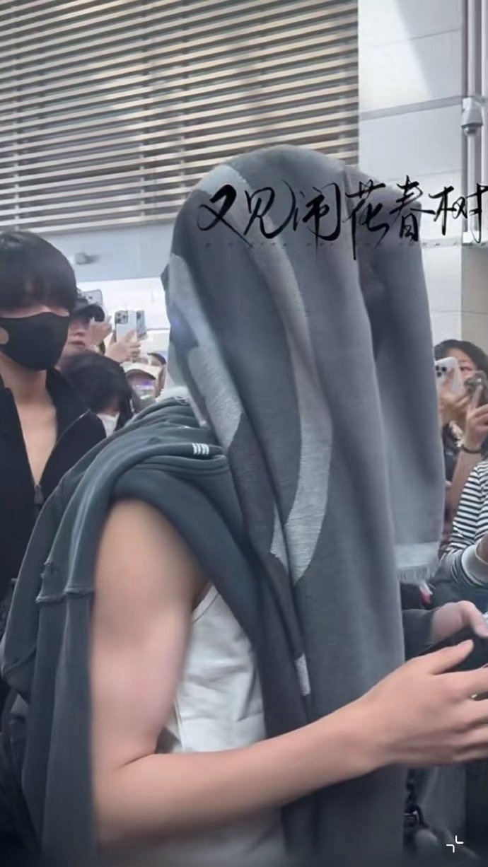 陈奕恒韩国出发回国陈奕恒头顶衣服潮男味 陈奕恒韩国出发回国，陈奕恒头顶衣服潮男味