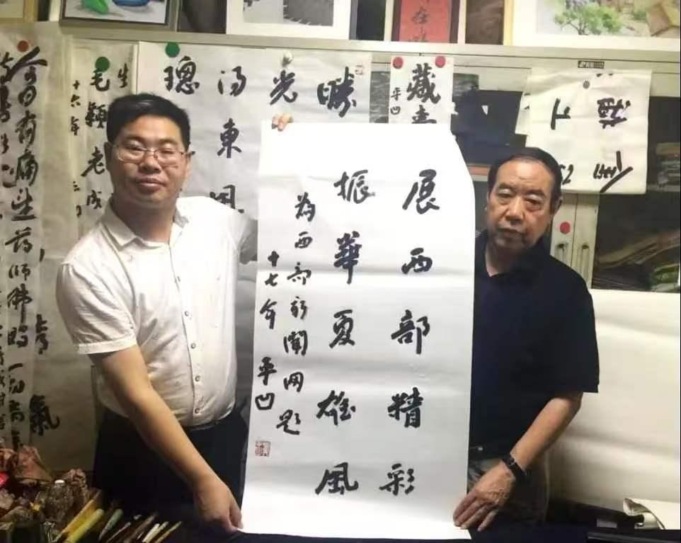 新闻网总编都来求字，排面拉满了