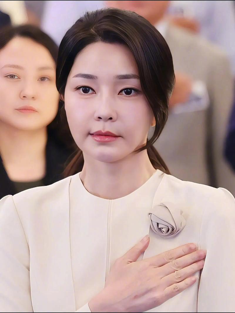 亲信透露尹锡悦为护妻铤而走险两个最深情的韩国男人，一个为妻子坐牢，一个为妻子守坟