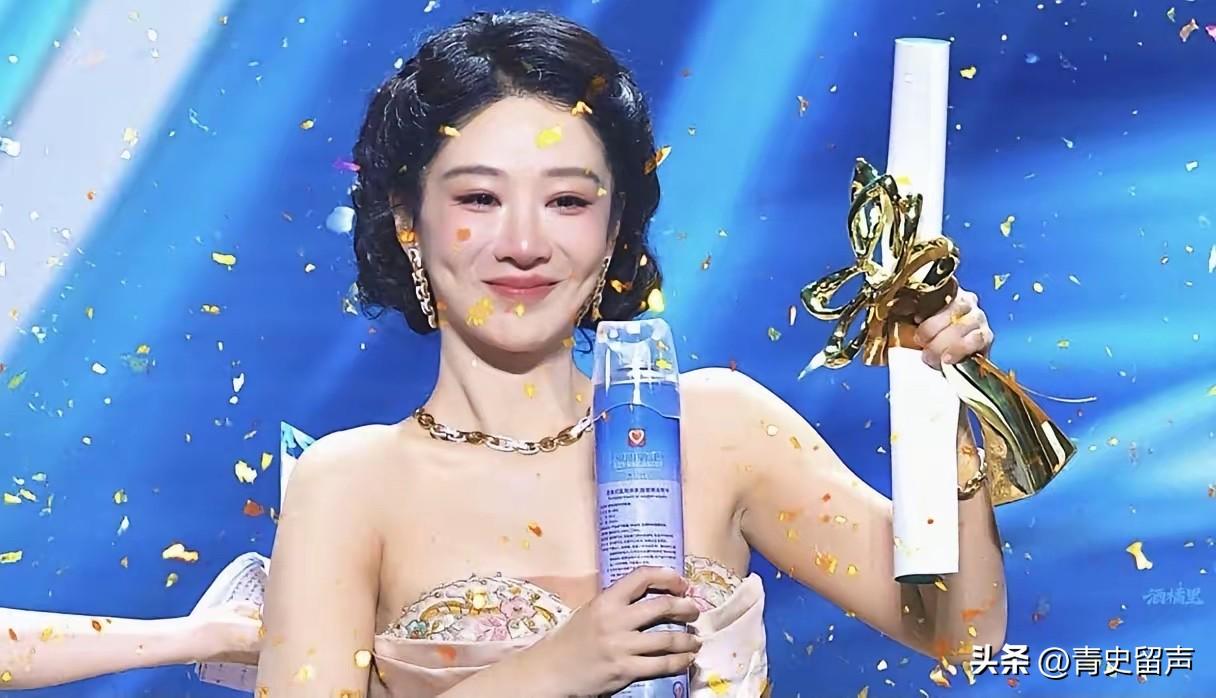 每一届的白玉兰视后的水分到底有多大？
其实这个问题很简单，
看她们拿奖时候的表情