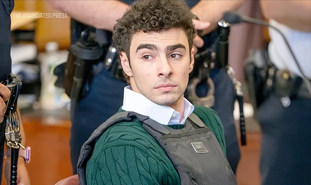 美国大哥是真敢整活！36岁老哥揣着烧烤叉和比萨刀，硬闯联邦监狱冒充 FBI，说要