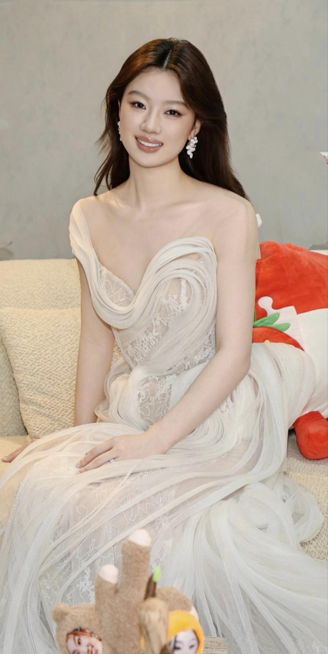 一句话：单依纯用45天，从“侵权掉粉、票价腰斩”的全网黑，逆风翻转为“金曲奖五项
