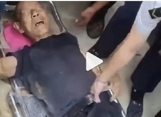 老人盆骨骨折，等到救护车赶到，护士竟是手提老人腰部皮带进行转移，老人第二天身亡