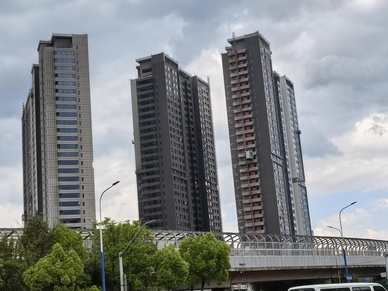 盘龙区龙头街地铁站边上的这个保障房，回迁房，是中铁施工的，在北市区车场不到，边上