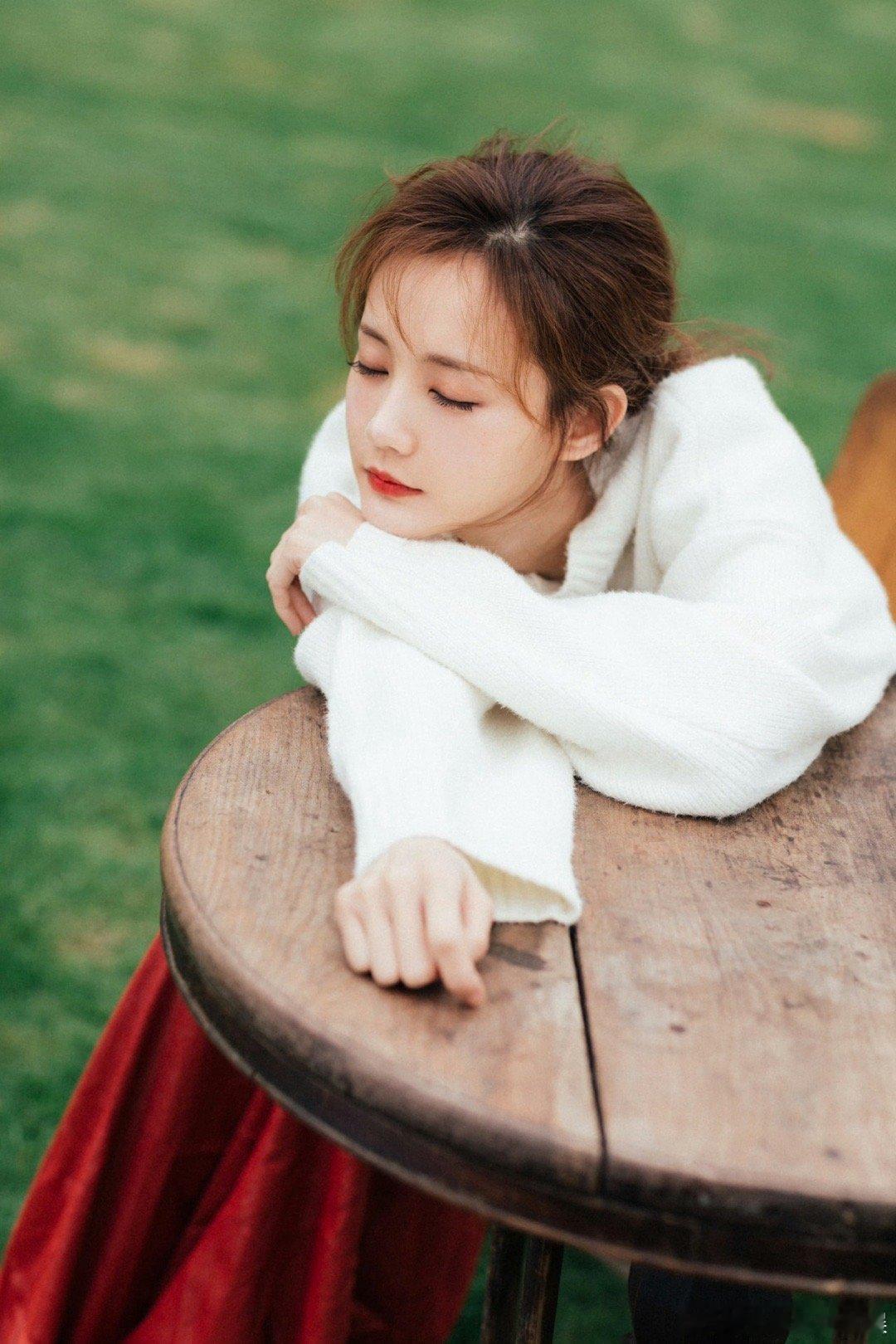 李一桐很适合这样的风格，有点晋江女的氛围感 ​​​