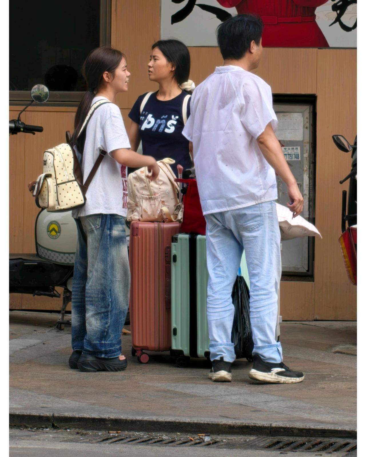 小小年纪，就岀来打工
当父母的心真大，怎么能放心？