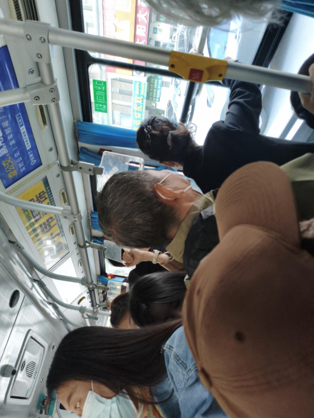 三月学雷锋，文明暖车厢✨
小小公交车，是城市文明的缩影。
主动为老人、孕妇、病患