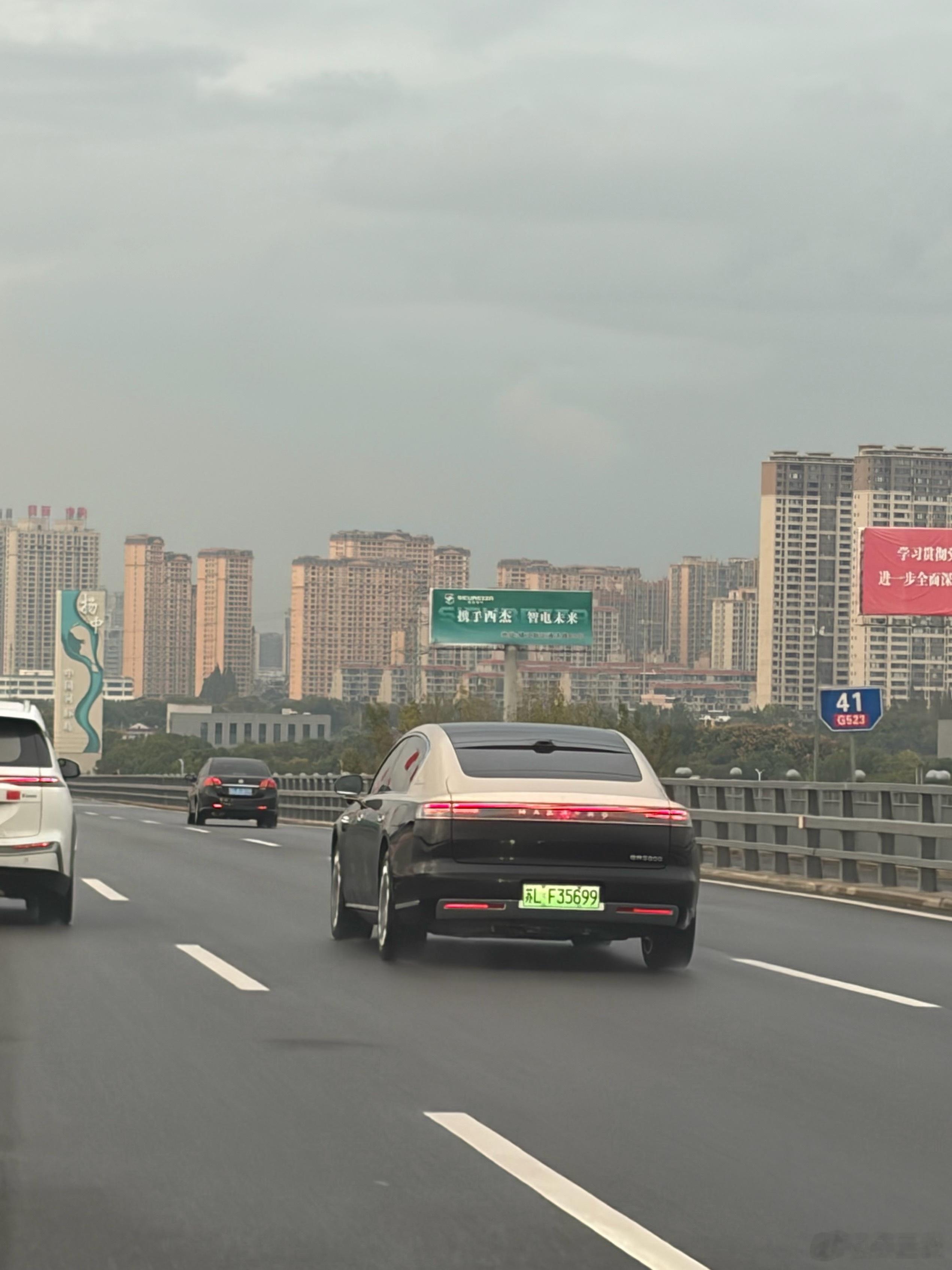 又看到一台尊界S800，小县城也是好起来了[666] ​​​