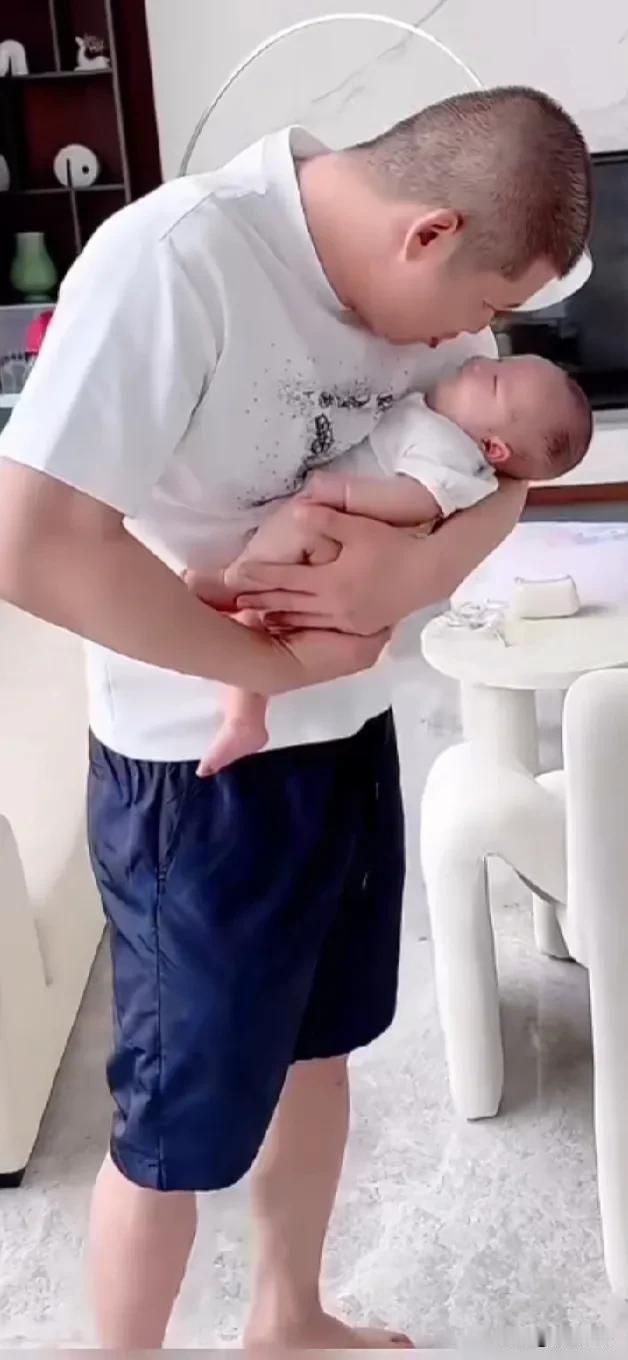 奶爸二驴
奶爸的日常…………，二驴主打一个字，“开心”。
总比辛巴生活过得好。