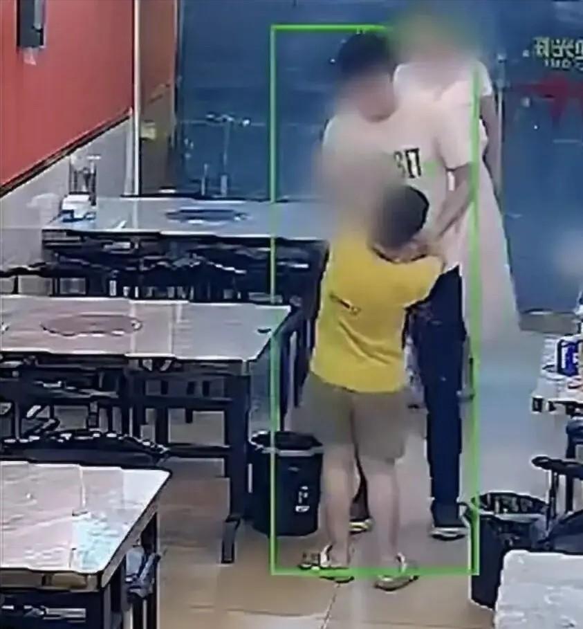 他还是个孩子，怎么下得去手？6月16日，浙江台州，一烤鱼店老板6岁的儿子和顾客玩