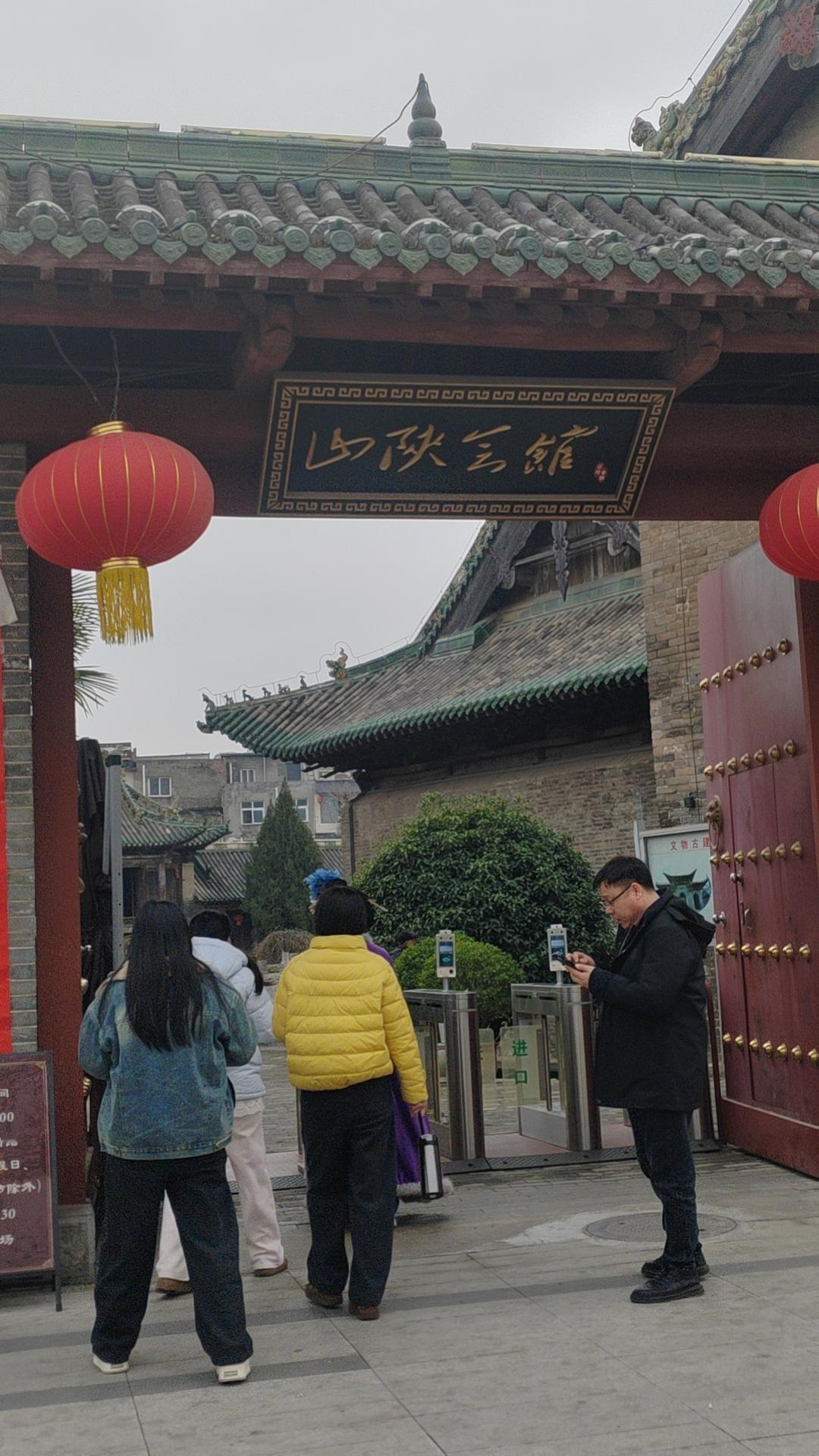 1.到了九年级，一个班五十个孩子，排在25名以外的孩子，老师就基本不再催促了，只