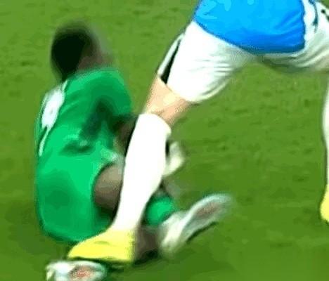 铁钉鞋底狠狠跺在脚踝上，紧接着还发力往下死死碾了一脚。
受害者是国安球员孔特，肇