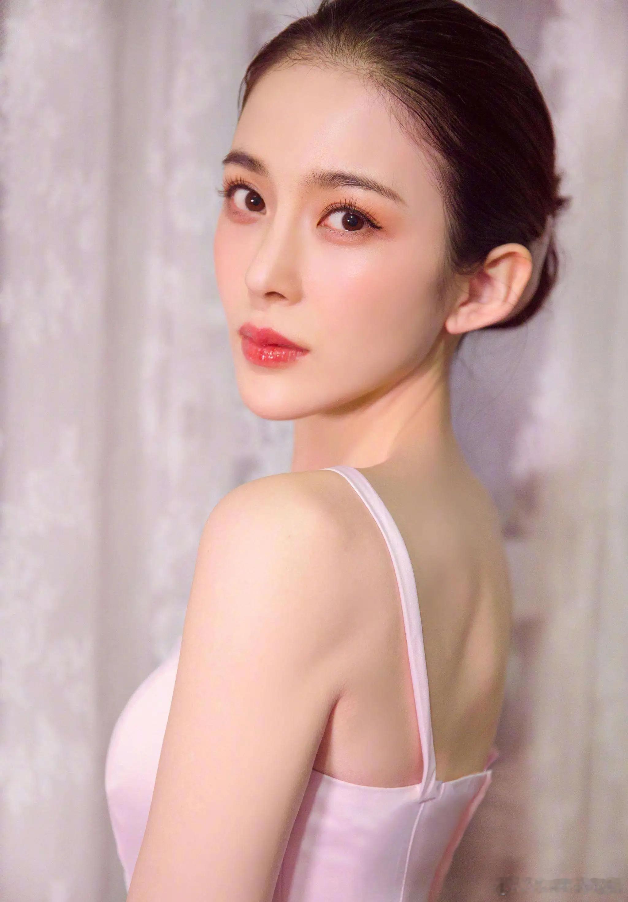 赵樱子回应蒋毅妻子喊话，否认插足婚姻，称与蒋毅只是多年同事，亲密互动源于自己性格
