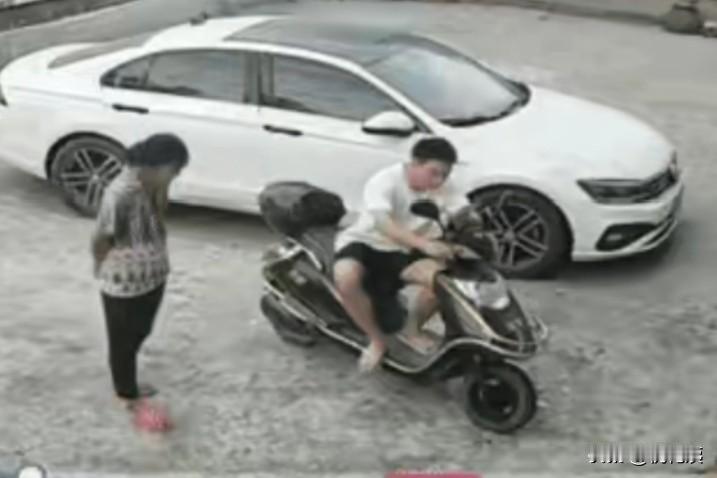 天底下少见的老女人，看了一个视频，简直刷新了人们的三观！

老太太，我个人感觉都