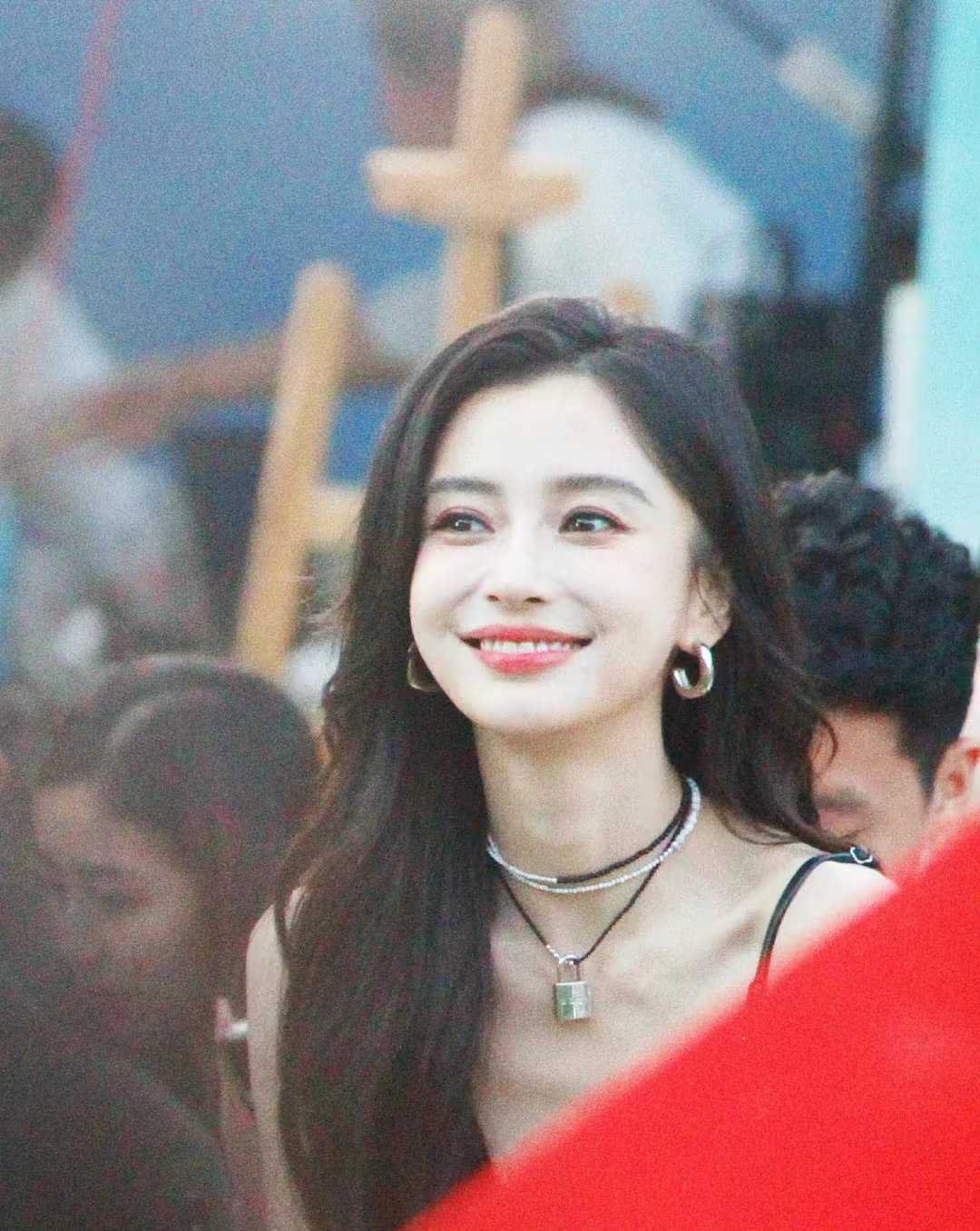 angelababy angelababy 时间予我千万种满心欢喜，沿途逐枝怒放