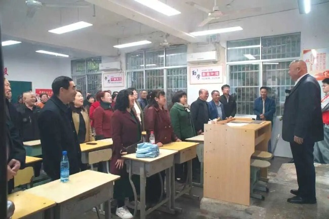 #70岁学生向85岁老师起立问好#【#毕业50年重返课堂喊老师好#】近日，湖南宁