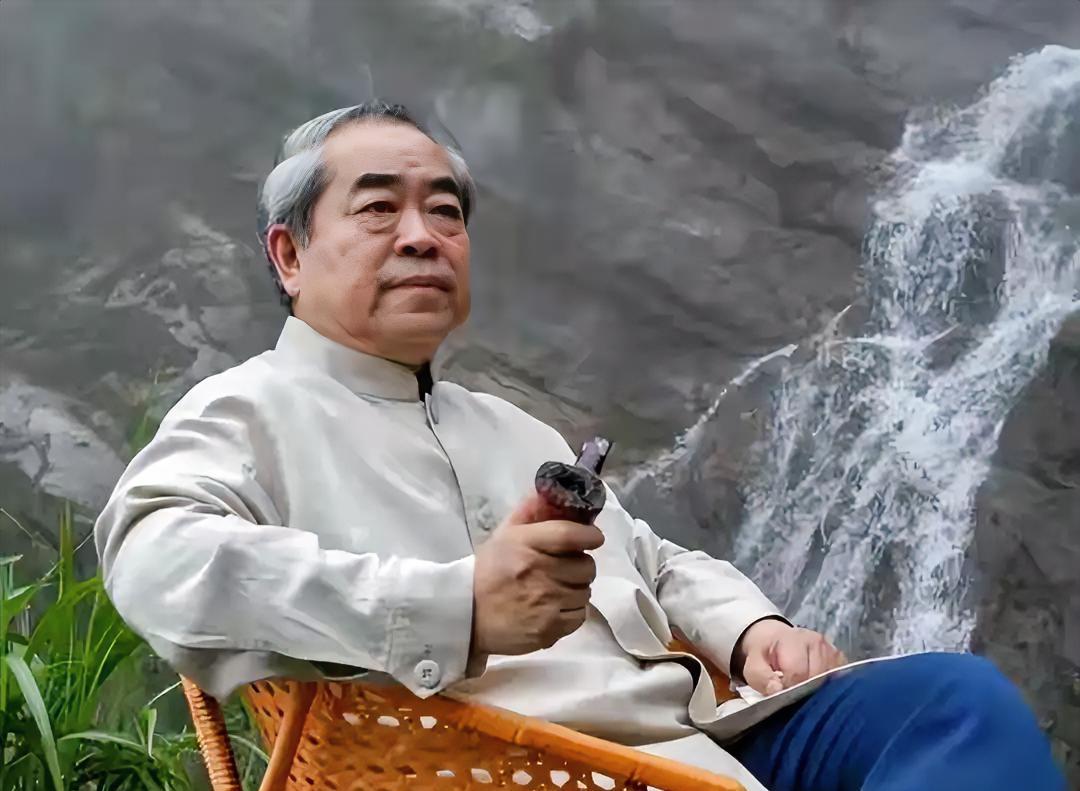 87岁高龄挥毫断亲，这场风波岂止是小娇妻遭殃？范曾为一纸声明背上骂名，累积一生的