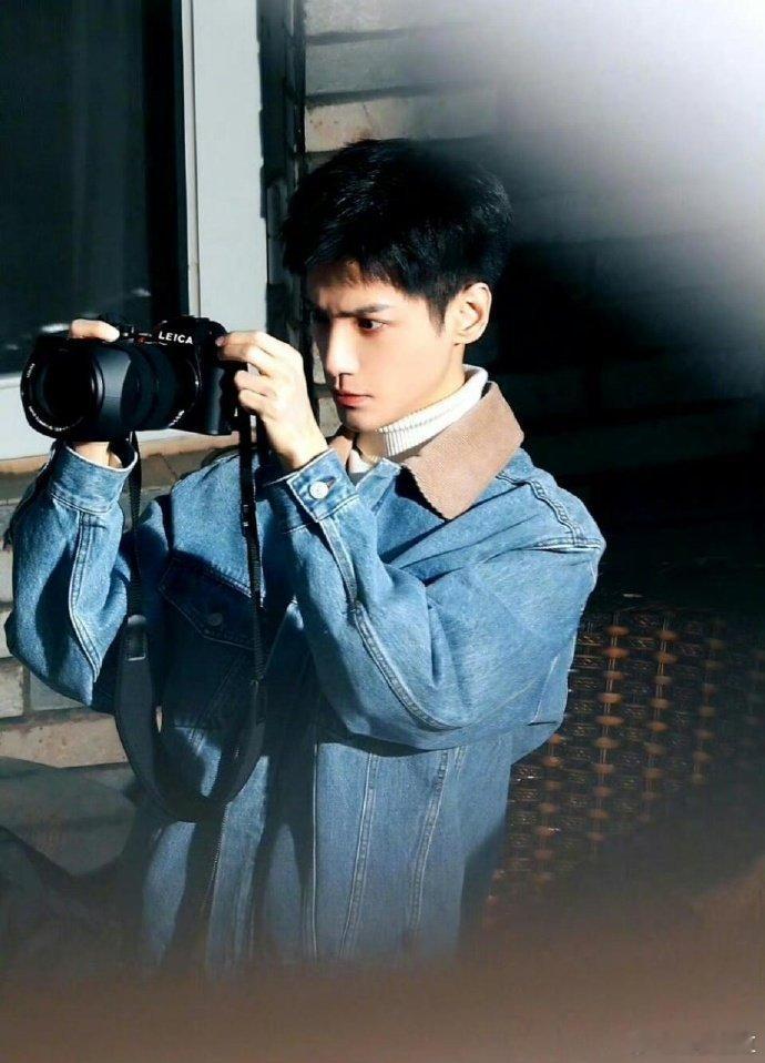 罗云熙戏里演法医戏外干摄影罗云熙太绝！戏里在《剥茧》中化身专业法医齐思哲，逻辑满