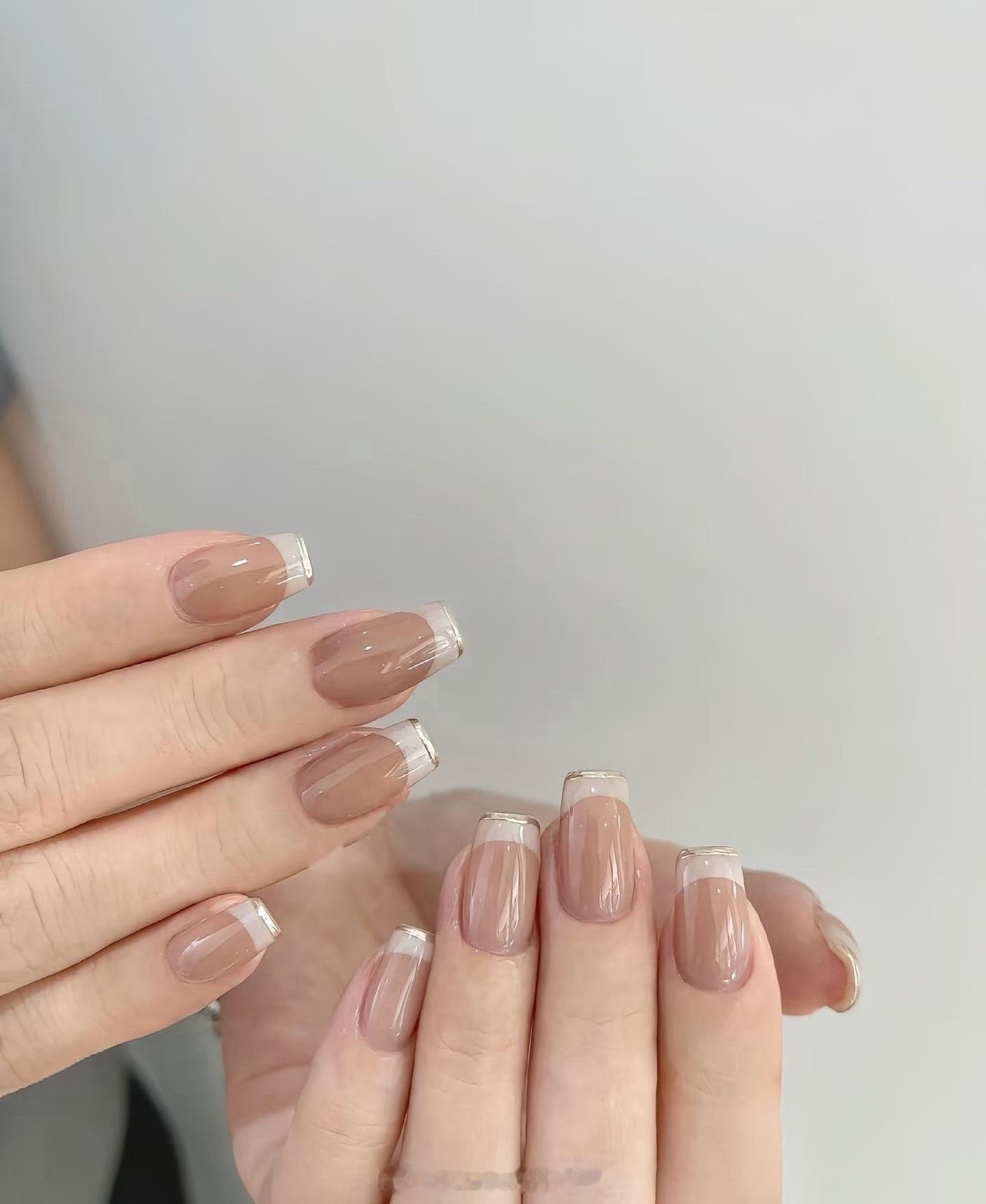 姐妹们打算个新款美甲！！帮我选选吧🤤感谢！！ 