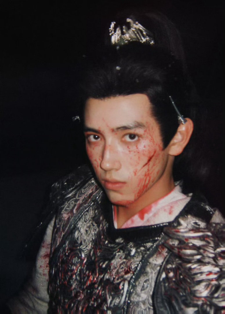 陈飞宇生日直播肉眼可见疲惫陈飞宇生日直播好累 陈飞宇这疲惫感快溢出屏幕了。黑眼圈