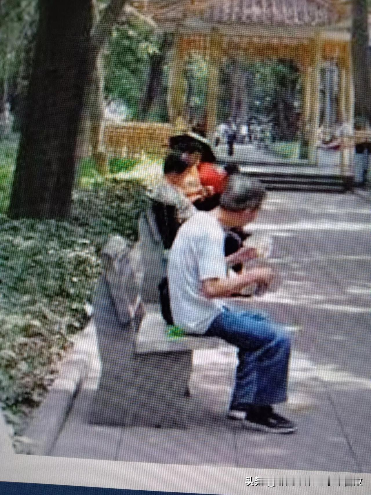 老两口逛公园，老太婆说：“老头子，累了吧，前面有个石凳坐下休息一会儿好吧”！于是