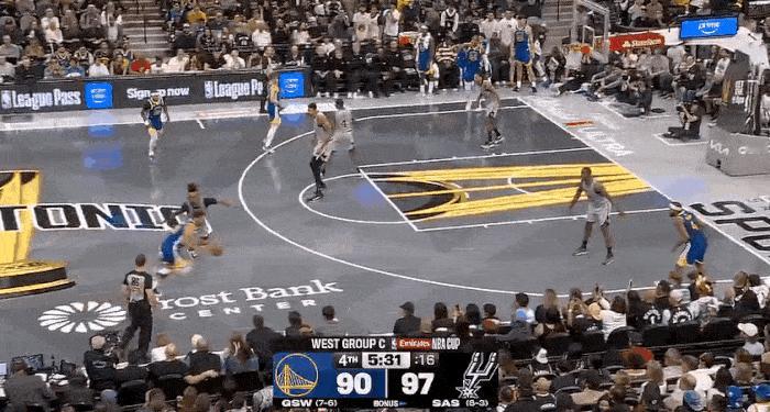 库里燃尽了！队友们快支楞起来！
在今天NBA季中锦标赛勇士对阵马刺的第四节比赛中