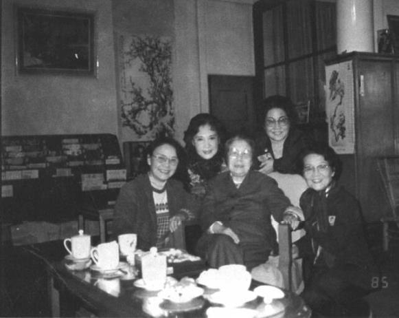 在中南海西花厅邓大姐家中。左起:白杨、秦怡、邓颖超、张瑞芳、周小燕。(1985年
