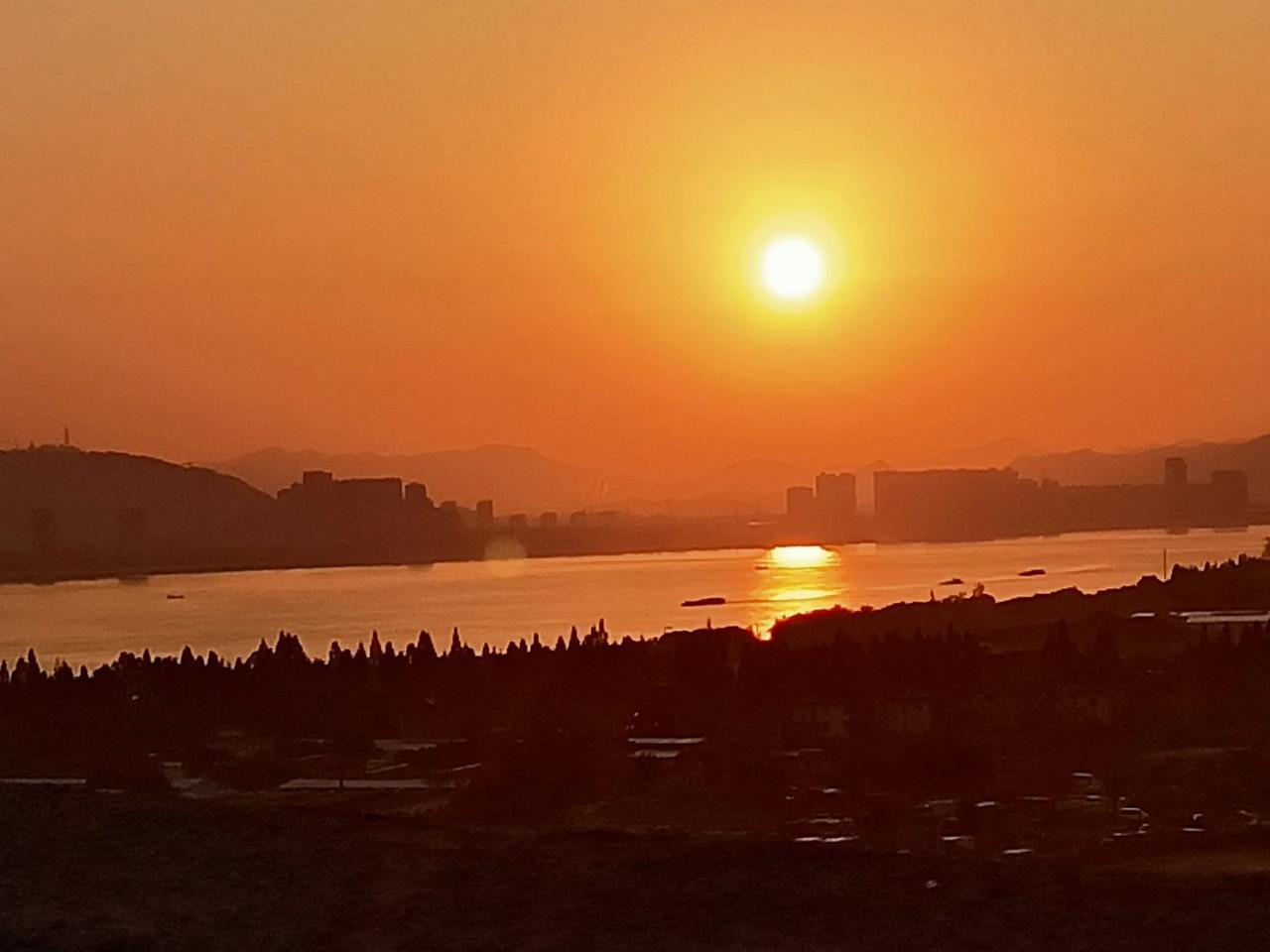 清晨钱塘江边的一缕晨光