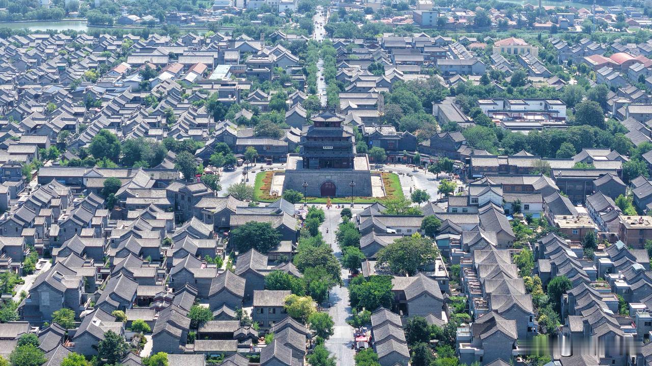 来到聊城了，第一件事就登一登光岳楼。

这座坐落于东昌府古城中心的建筑，是中国十