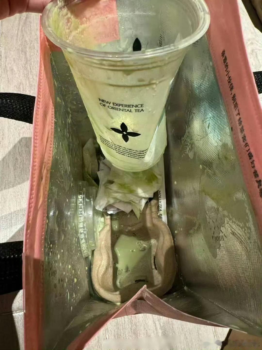现在骑手这么牛逼吗？奶茶送到是撒的我怎么喝？ ​​​