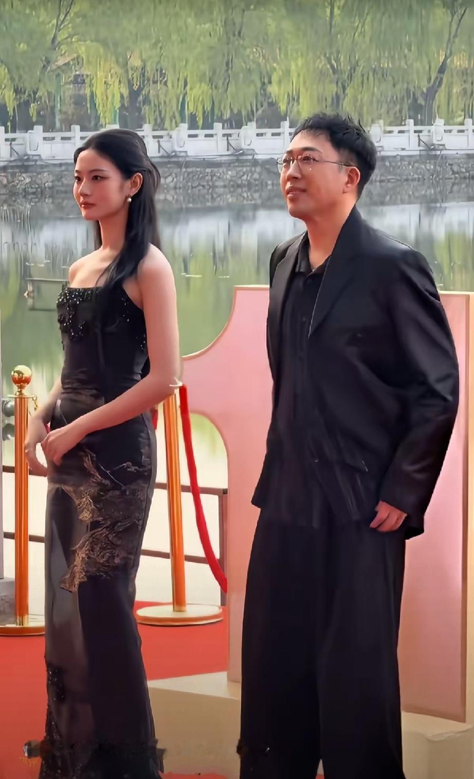 他是个好老板，对每个女演员都很温柔[捂脸]
这个女演员是谁呀