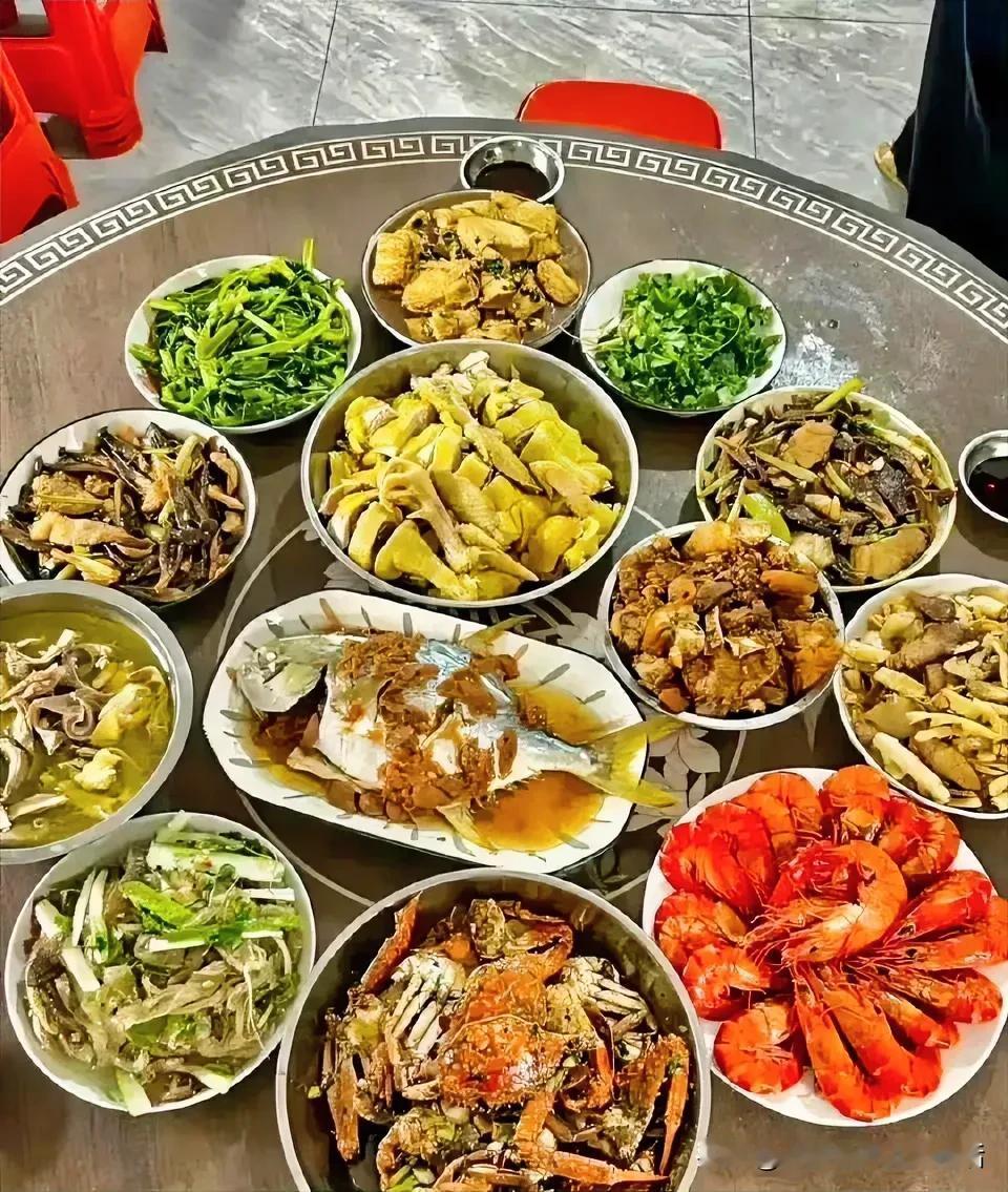 中秋佳节在外面吃饭，这桌子饭菜只花了250元，真是便宜！在沿海地区物价如此实惠。