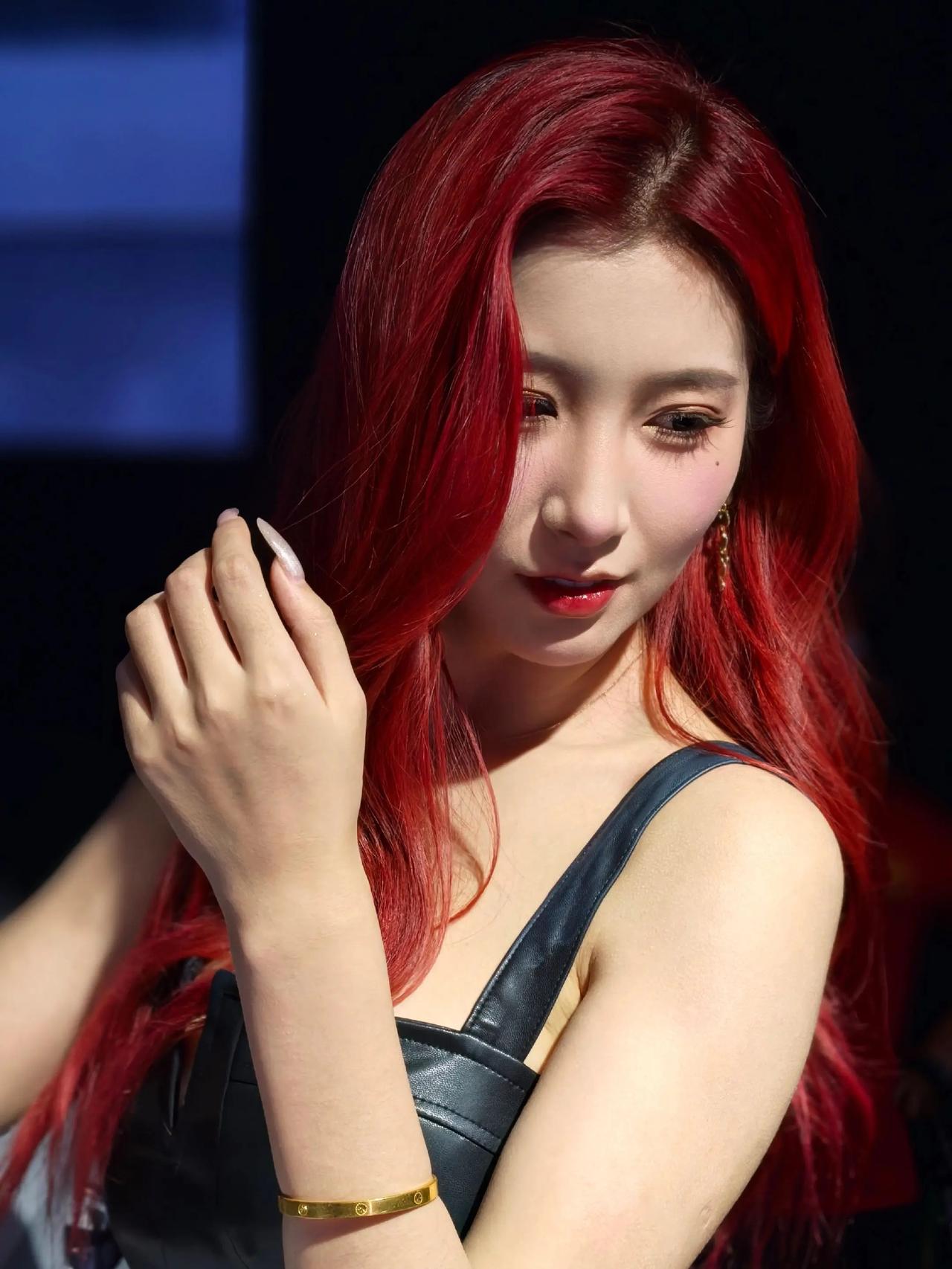 红发美人，笑靥如花。红发辣妹