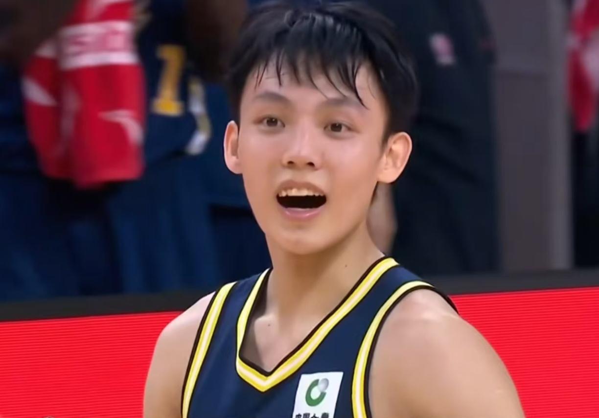 徐杰对于广东队的作用是没有人能取代的，胡明轩陈家政不行；小外援也不行
 从第二阶