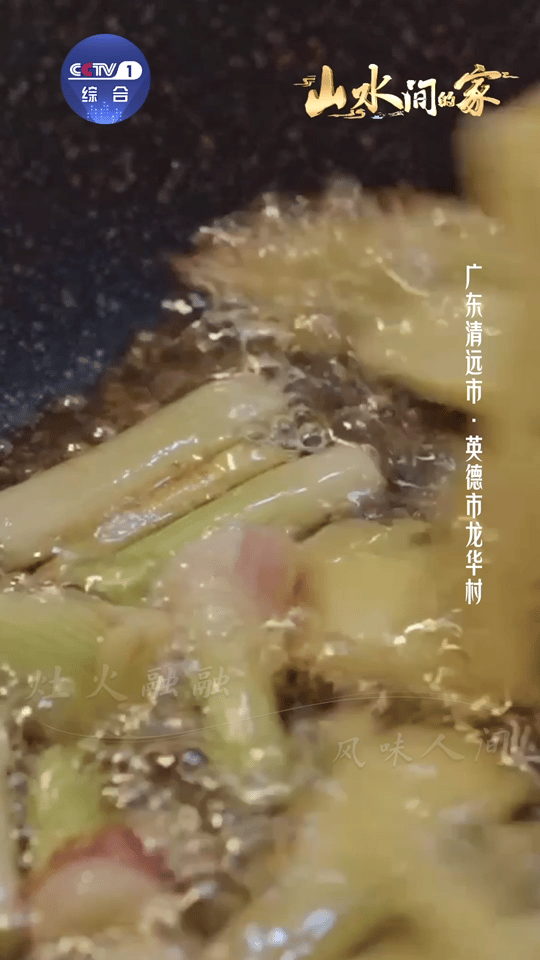 有一种美叫丰收中国 田埂边高粱举着红缨，竹筐里瓜果坠得沉甸甸，乡亲们笑着把粮食归