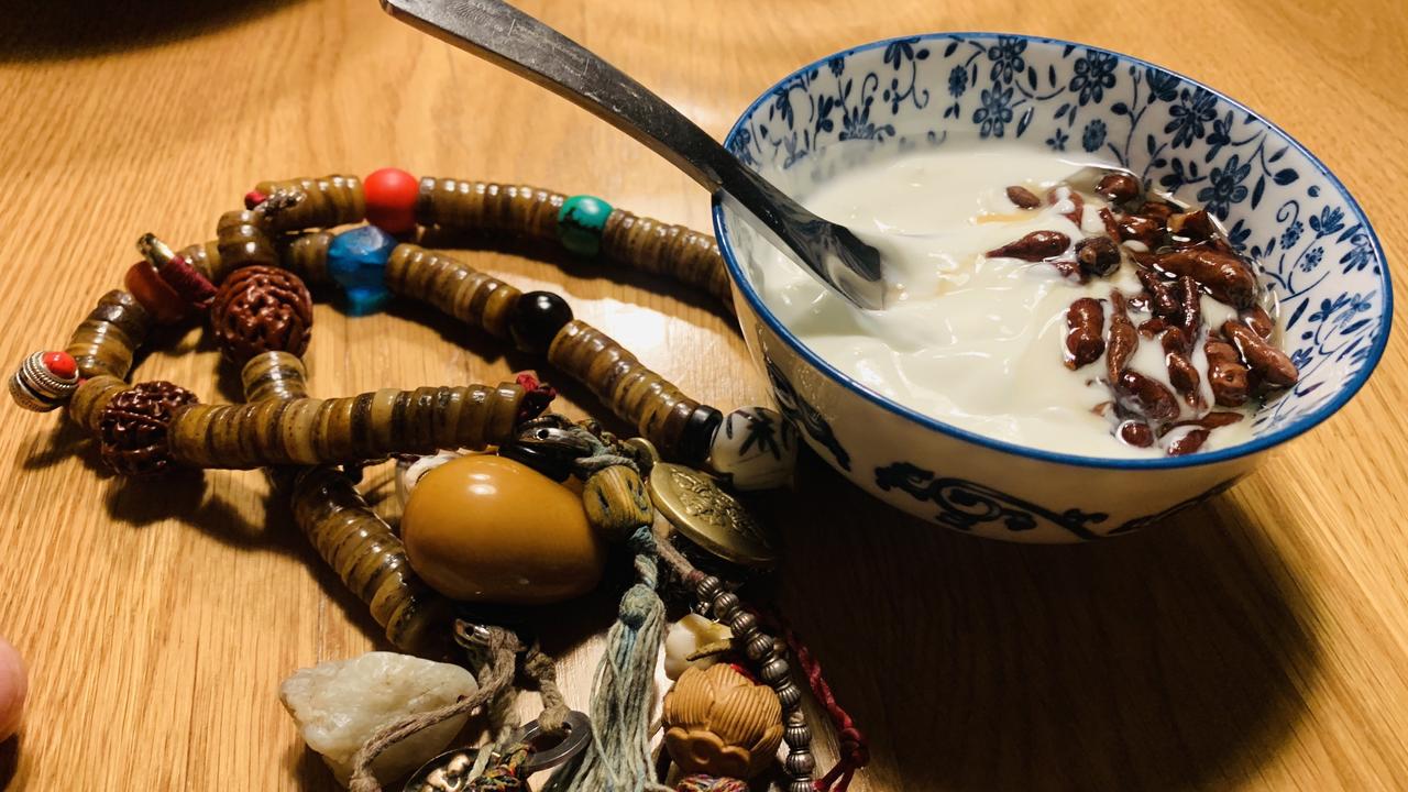 牦牛酸奶，加蜂蜜，加人参果，就是拉萨的味道家常美食