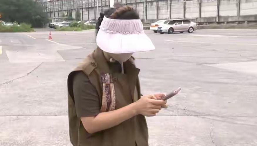 浙江宁波，一名女大学生花 3800 元报名C1 驾照。她科目三没考过，出来发现教
