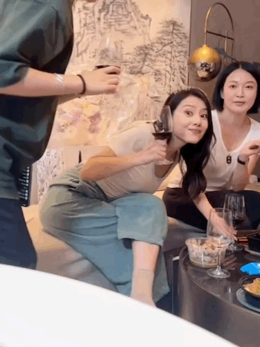 什么样的女生比较吸引人?一个镜头告诉你，高圆圆的腰臀比有多么优秀。简单宽松的上衣