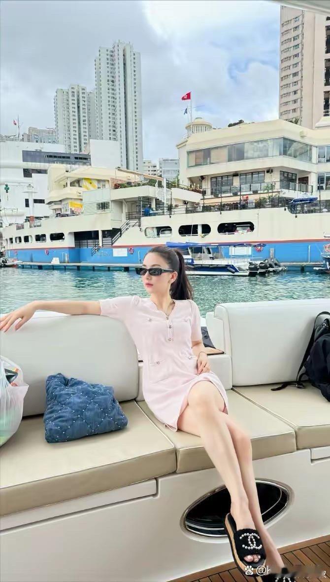 郭富城带妻女坐游艇出海 方媛晒一家四口全家福 ​​​