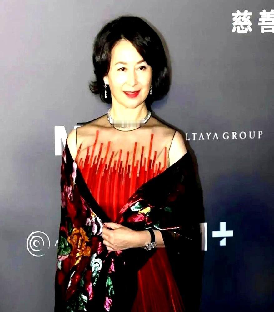 何超琼一个抬手，三太陈婉珍3秒就从C位让开了。

全程没一句废话。姐姐顺势补位，