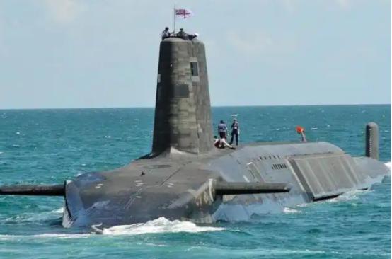 除了军纪混乱，英军的装备实力也早已不复当年之勇，昔日“少而精”的定位，如今只剩“